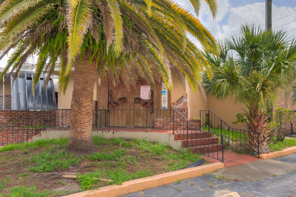 Restaurant With High Visibility: 1330 N Woodland Blvd, Deland, FL 32720